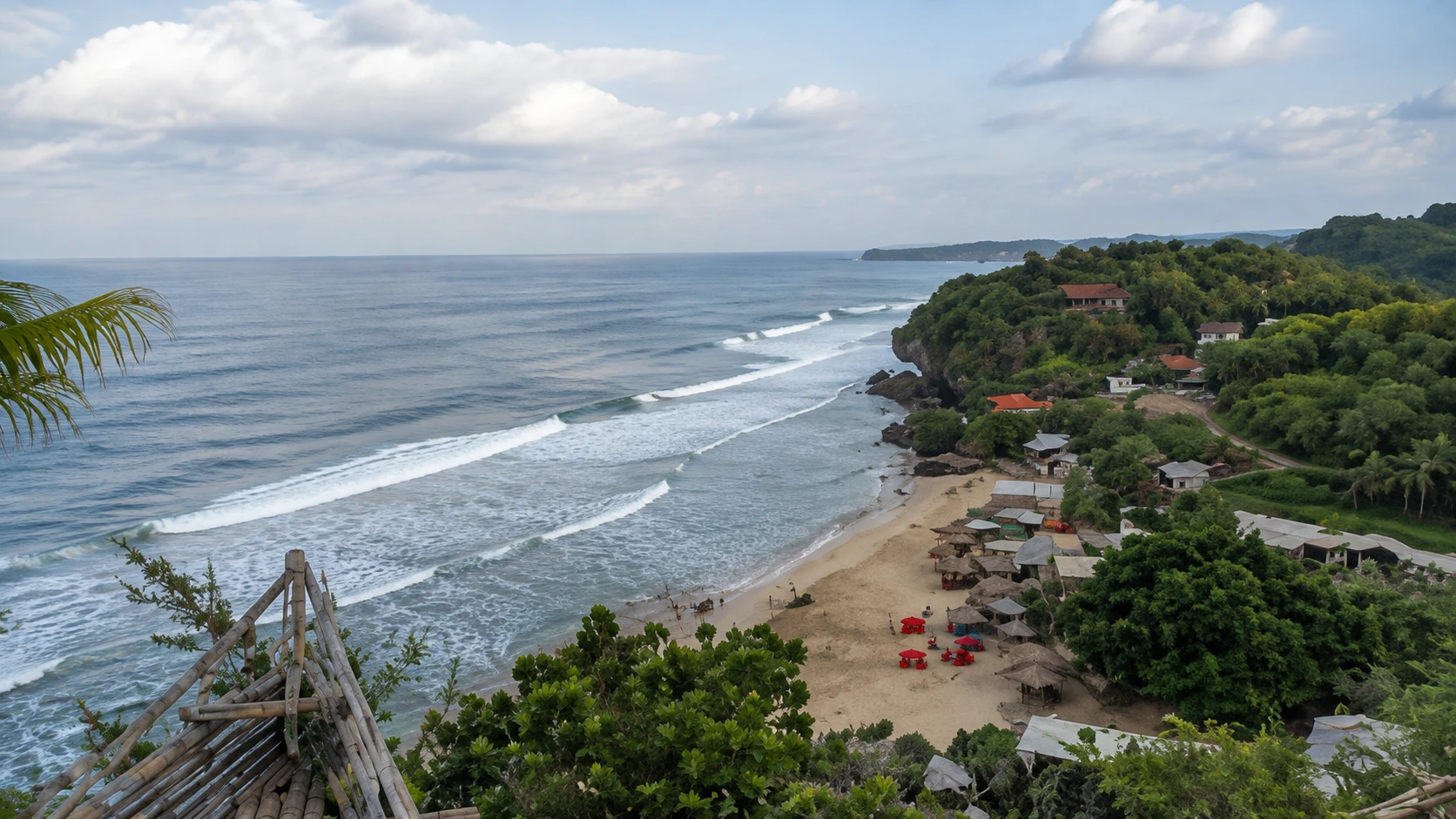 Pemandangan Pantai Watulawang dari ketinggian dengan garis pantai dan perbukitan hijau