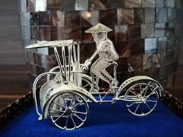 Kerajinan miniatur becak dari perak karya Surya Silver
