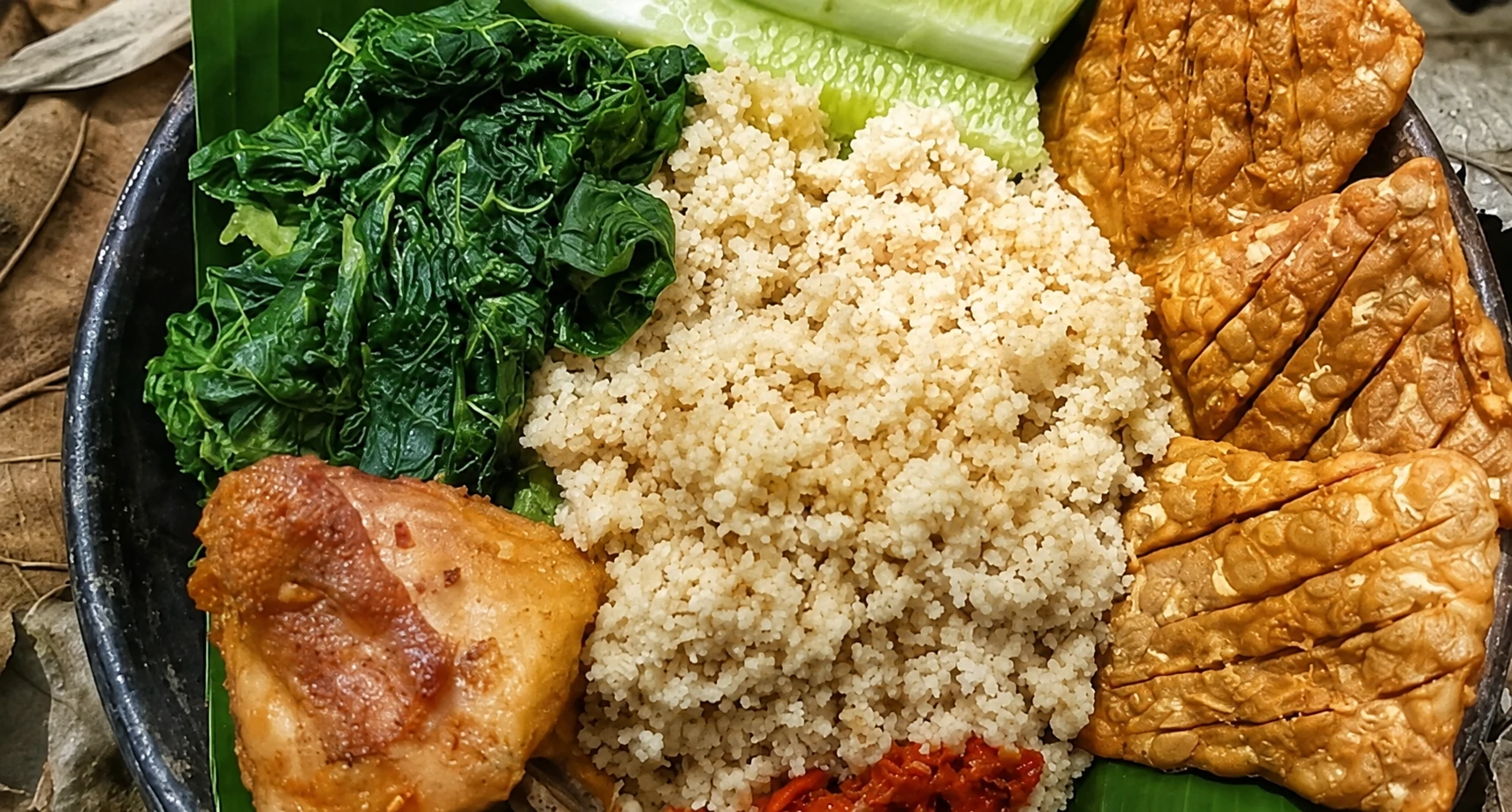Sajian thiwul dengan sayuran dan lauk di atas piring