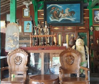 Ruang Galeri Singo Wojo dengan koleksi benda pusaka tradisional