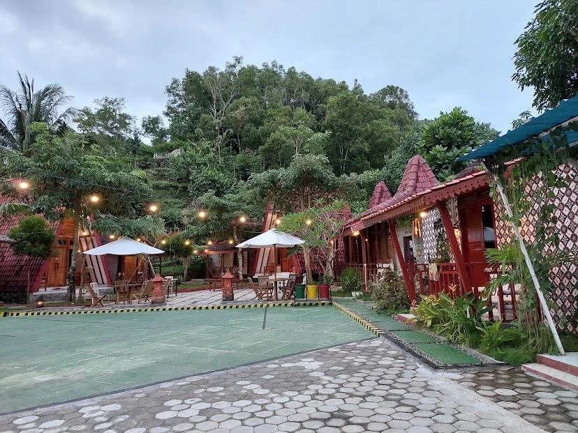 Halaman dan deretan bangunan Homestay Kayu Watu