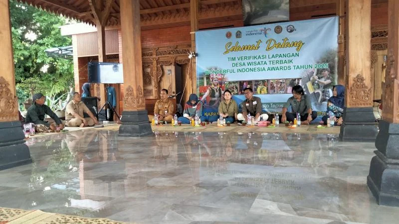 Kegiatan kelompok di pendopo Homestay Pawon Deso
