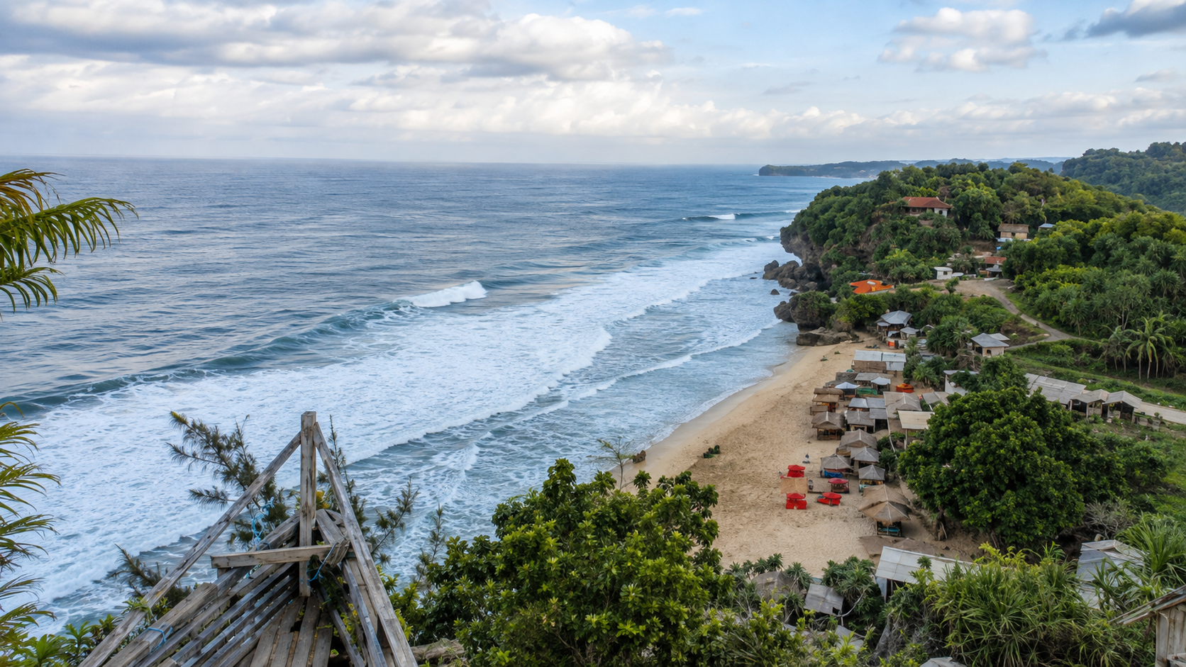 Pemandangan Pantai Watulawang dari ketinggian dengan garis pantai dan perbukitan hijau