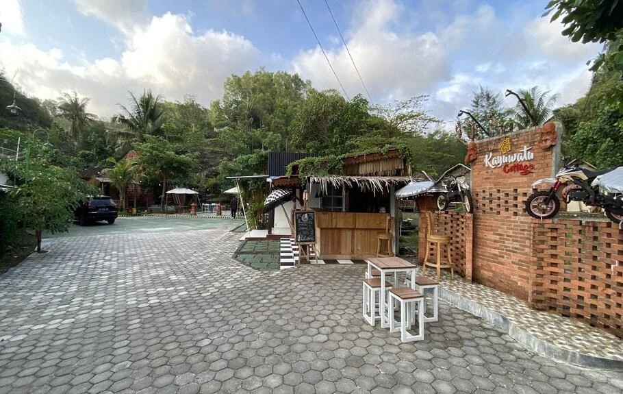 Area luar Resto Kayu Watu dengan halaman berpaving