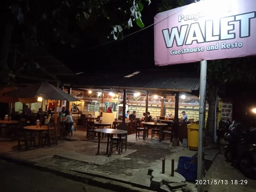 Tampak depan Resto Walet pada malam hari