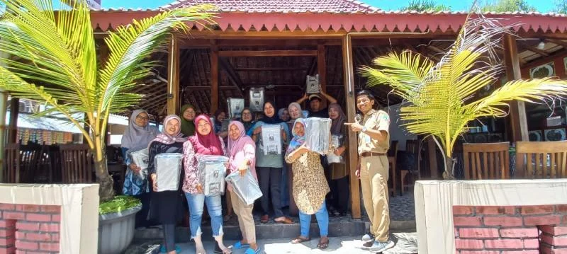 Sekelompok orang berfoto di depan Resto Warung Ndeso