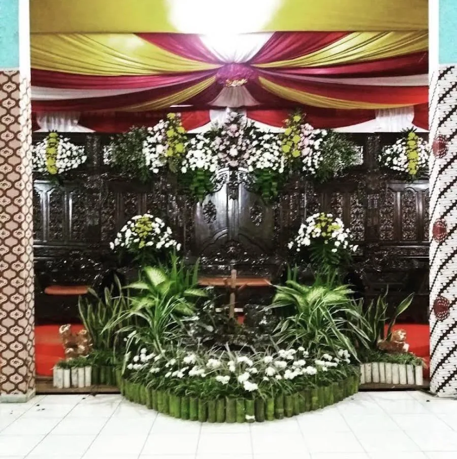 Dekorasi panggung pernikahan bernuansa ukiran kayu Jawa