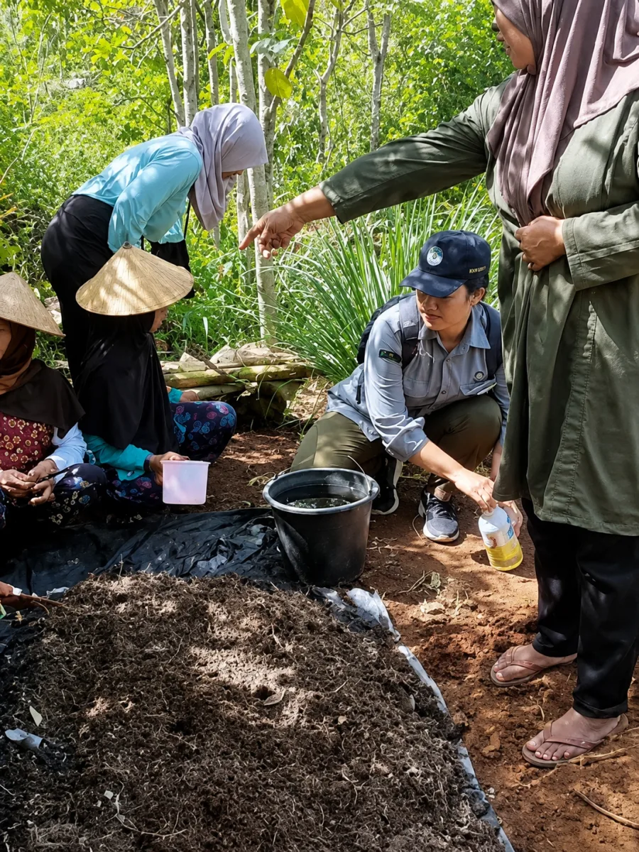 Anggota Kelompok Wanita Tani Pacungan mengolah pupuk kompos bersama pendamping lapangan