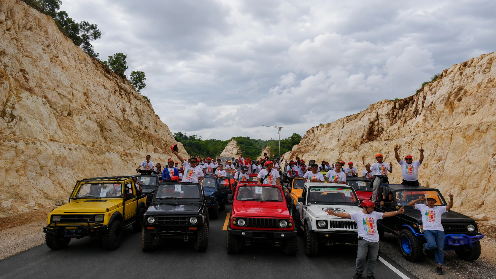 Rombongan jip wisata Dewi Kampus melintasi jalur tebing kapur menuju kawasan pantai