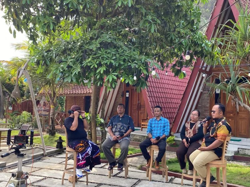 Kegiatan diskusi pengembangan desa wisata bersama pengelola