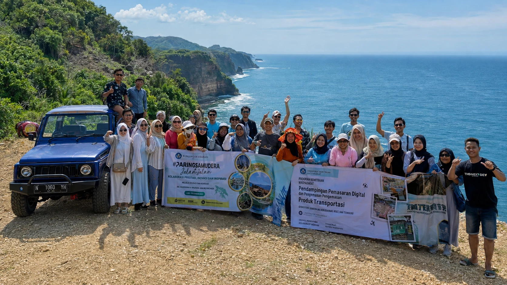 Rombongan pengunjung berfoto bersama di kawasan pesisir Tepus