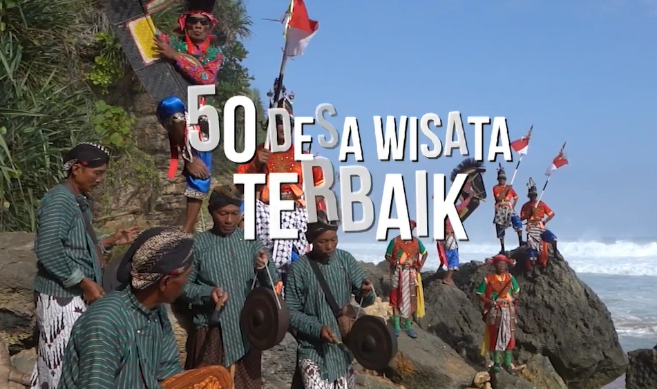 Pertunjukan kesenian warga di kawasan pesisir Tepus