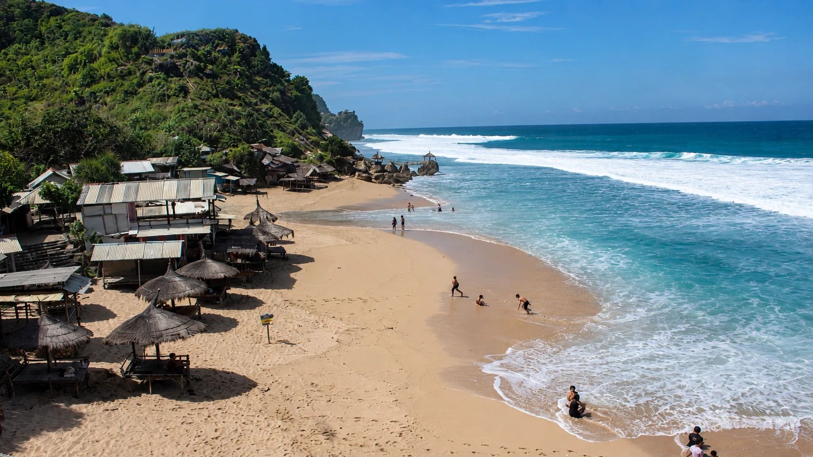 Pantai Pulangsawal atau Indrayanti dengan pasir, gazebo, dan ombak laut selatan
