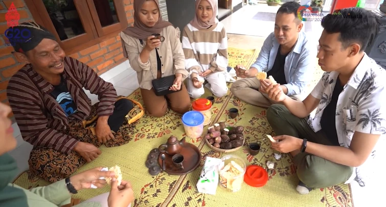 Pengunjung menikmati produk lokal bersama warga Tepus